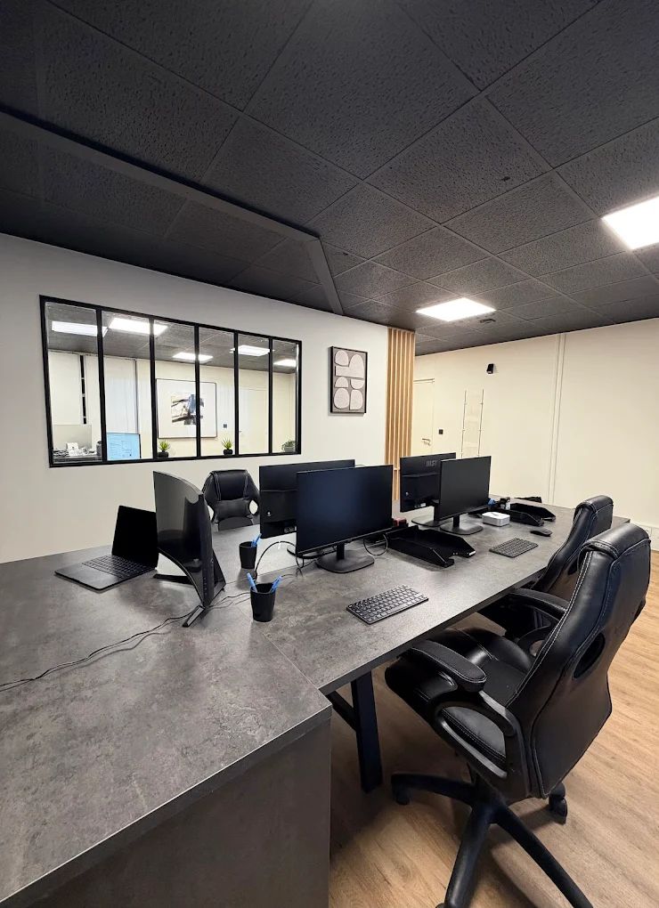 Espace de travail YMHB Lyon — postes de développement