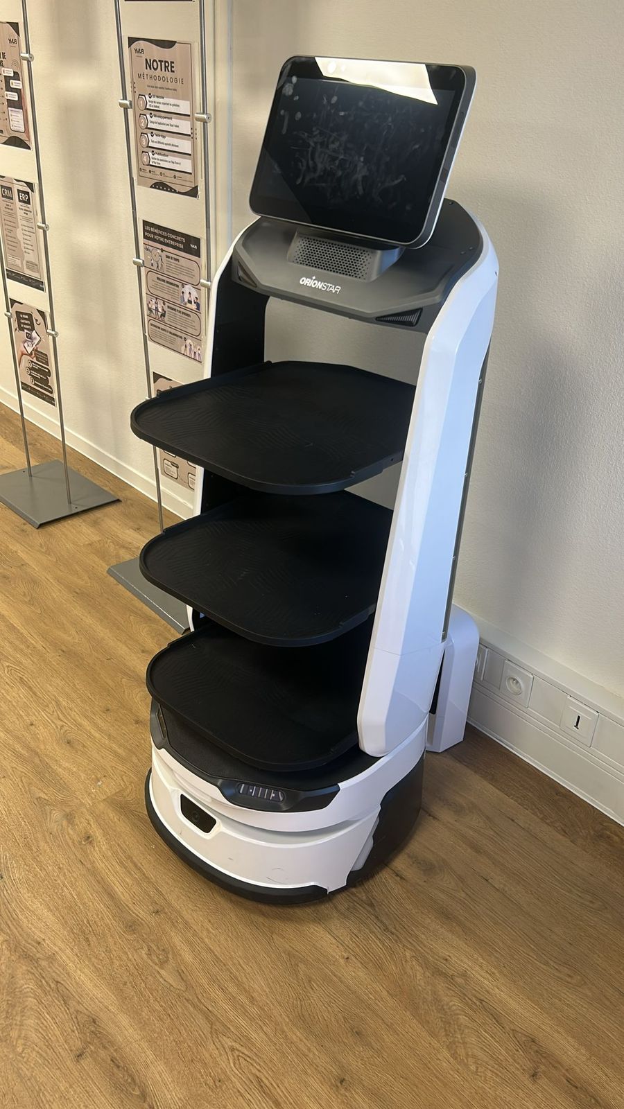 Robot de livraison OrionStar DR02 à plateaux